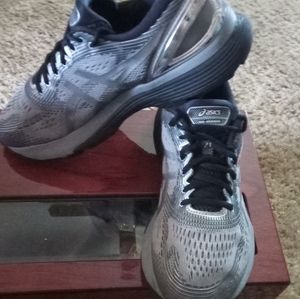 Asics Gel Nimbus 21 platinum edition Size 9.5, grey